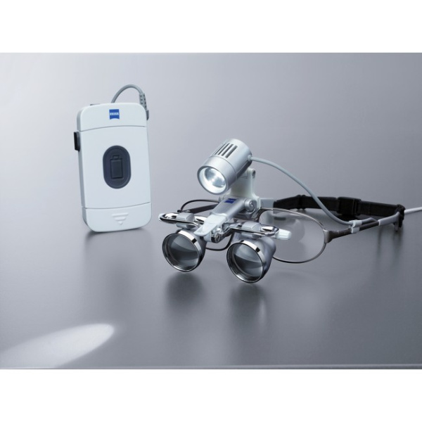 Carl Zeiss EyeMag Light II - мощный LED-осветитель с максимальной интенсивностью освещения 50000 люкс для высокой детализации