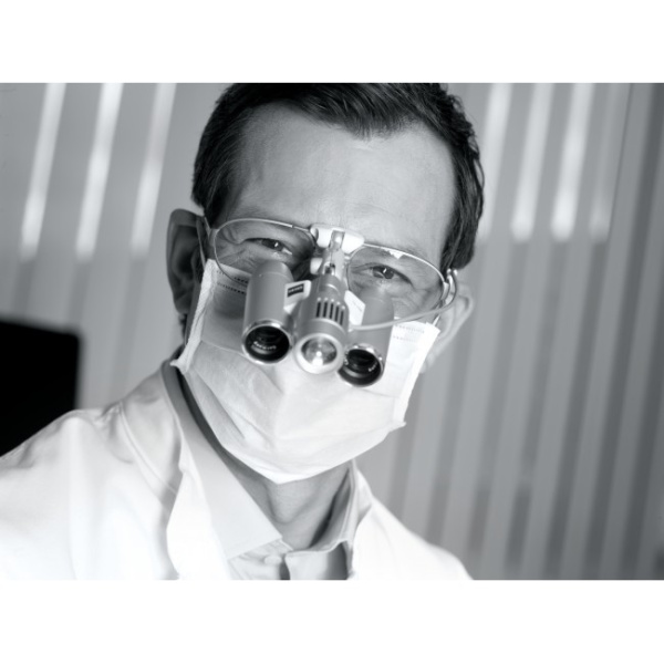 Carl Zeiss EyeMag Light II - мощный LED-осветитель с максимальной интенсивностью освещения 50000 люкс для высокой детализации