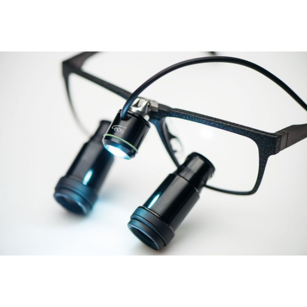 Univet EOS 2.0 - светодиодный осветитель с карманным аккумулятором, 35000 люкс