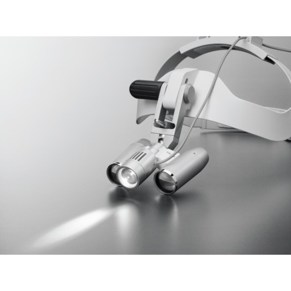 Carl Zeiss EyeMag Light II - мощный LED-осветитель с максимальной интенсивностью освещения 50000 люкс для высокой детализации
